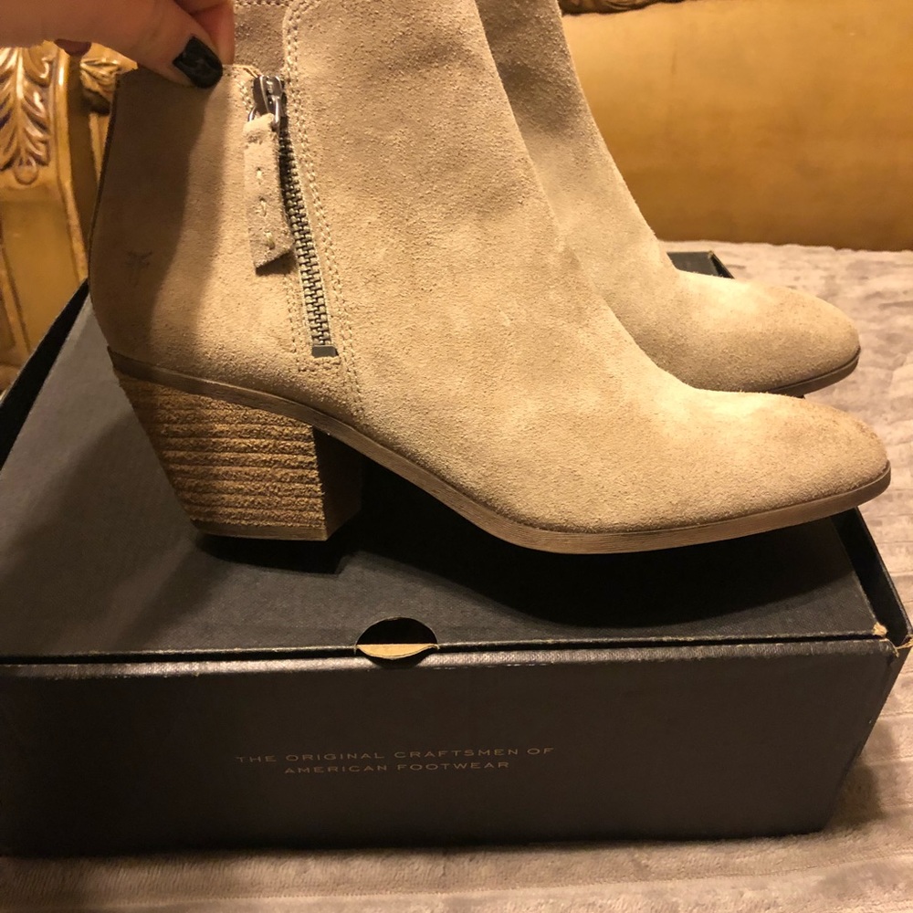 🔥 🔥 Beautiful Frye booties 🔥 🔥 - Picture 1 of 8